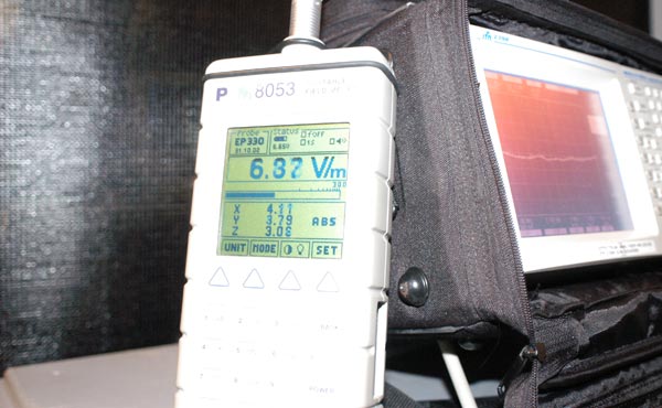 Versuch Elektrosmogabschirmung (Foto: Georg Pfister) Versuch Elektrosmogabschirmung (Foto: Georg Pfister)